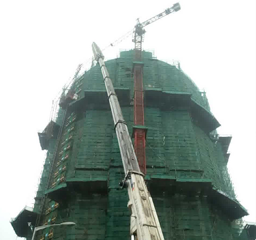 广安吊车在工地上作业